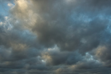 Fototapeta na wymiar stormy sky with clouds. cielo nublado tormentoso