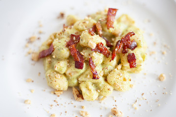 Still life cibo, piatti da ristorante. Food service e fotografie gustose di primi piatti fatti in casa, gnocchi handmade pancetta, guanciale, pistacchio e pan grattato.
