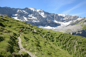 Fototapeta na wymiar randonneur en route pour le sommet - Alpes Suisse 