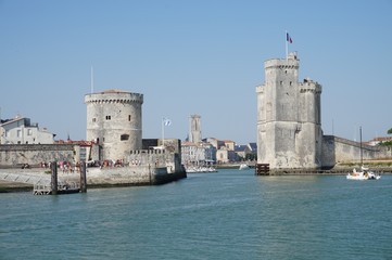 Obraz premium La Rochelle, vue sur les tours du ports, tour des Chaines, tour Saint Nicolas, tour de l'horloge - Charente Maritime - France
