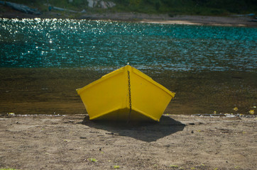 bote en la orilla del lago