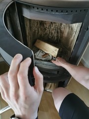 Obraz premium man holding a credit card