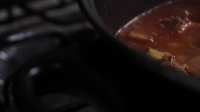 Cocinando carne en olla de vapor en la cocina