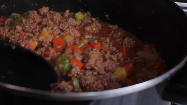 Cocinando carne en olla de vapor en la cocina