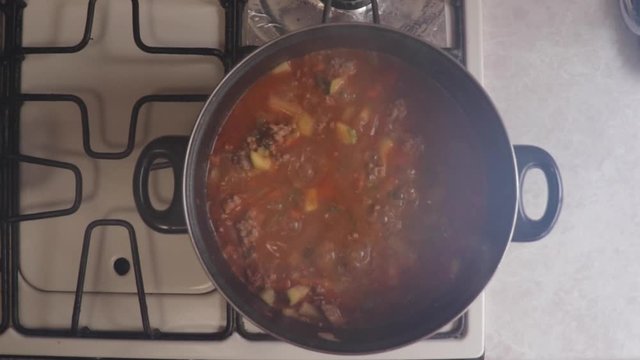 Cocinando carne en olla de vapor en la cocina
