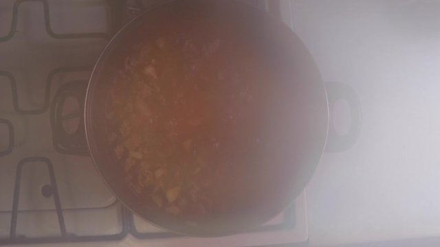 Cocinando carne en olla de vapor en la cocina