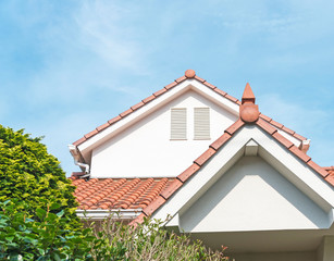 レンガ色の屋根の洋風住宅
