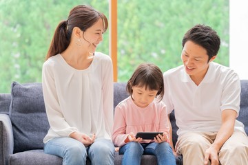 携帯を見る家族　団らん　ポートレート