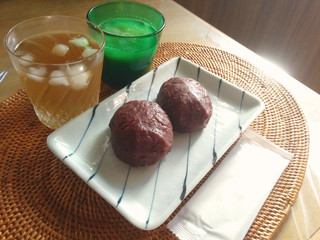japanese sweets cake 'OHAGI' and tea  / 日本の和菓子 'おはぎ' のティーセット