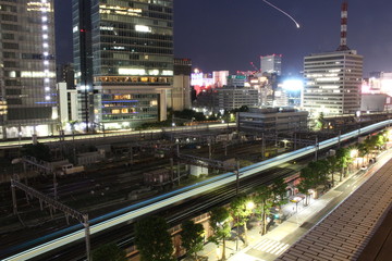 Fototapeta na wymiar 東京駅を結ぶ列車