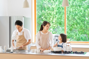 仲良くご飯を作る親子