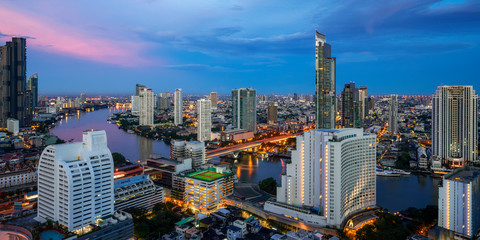 Fototapeta premium Cityscape in Bangkok city from roof top bar in hotel with Chao phraya river background