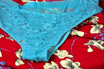 Bikini de encaje sobre vestido floreado