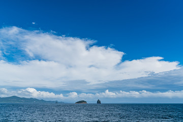 鮮やかな青空と雲のある海の風景