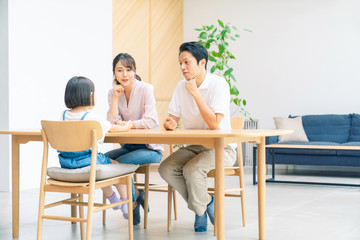 会話する親子　子育てイメージ