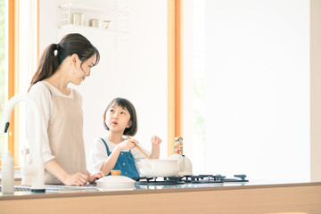 料理する親子　子育てイメージ