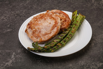 Grilled tuna steak with asparagus