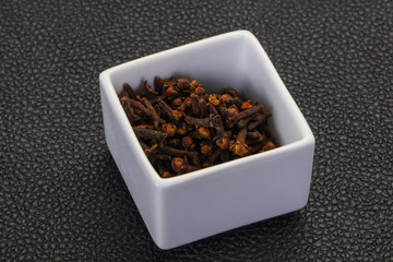 Dry clove seeds