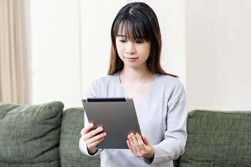 Fototapeta premium タブレット端末を使う若い女性