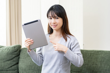 Fototapeta premium タブレット端末を使う若い女性