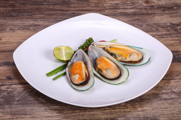 Half mussels with lime and pepper