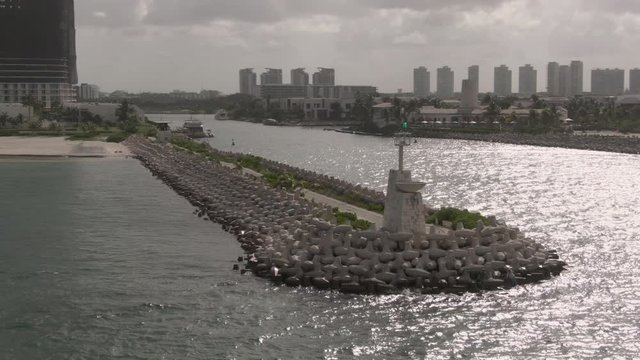 Rompe olas en la entrada de una gran residencia