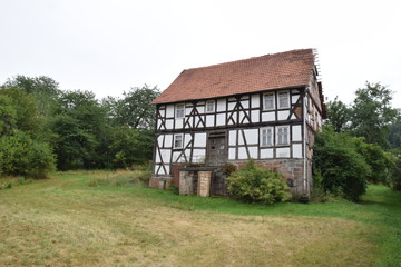 Fototapeta na wymiar Renovierungswürdiges historisches hessisches Bauernhaus