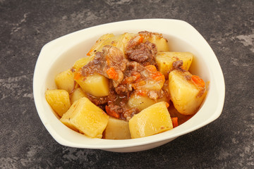 Roasted potato and beef with sauce