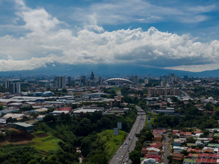 Fototapeta premium Beautiful aerial view of the city with the magnificent Sabana Park in Costa Rica