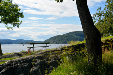 Fototapeta na wymiar Sitzbank in Drøbak am Oslofjord in Norwegen, Ruheort in Drobak