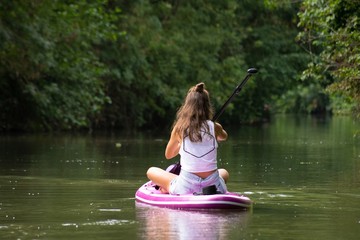 Jeune et jolie kayakiste