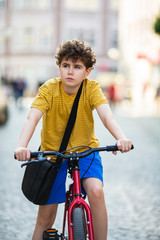 Obraz premium Young boy biking in city 
