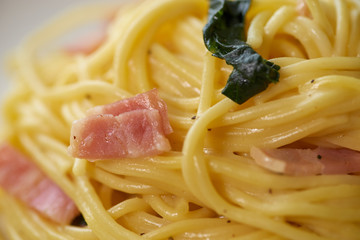 カフェのパスタランチ（カルボナーラ）