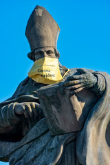 Standbild des heiligen Bruno auf der Alten Mainbrücke in Würzburg mit Atemschutzmaske