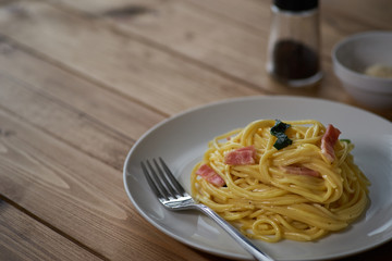 カフェのパスタランチ（カルボナーラ）
