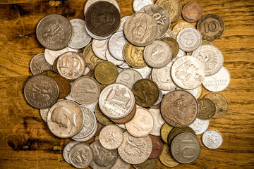 dużo monet na drewnianym stole