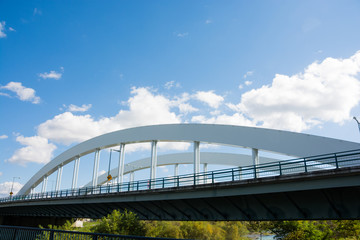 アーチ橋と青空
