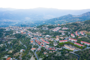 Piccolo paese Careri in Calabria, vista aerea.
