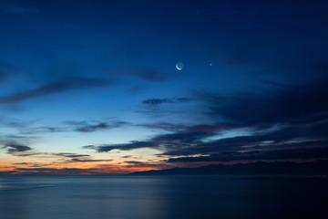 Fototapeta na wymiar あかつきの空に輝く月と金星