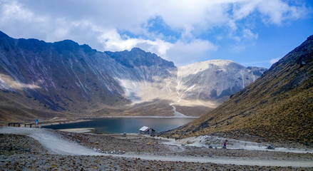 Laguna del Sol en el cráter del volcán Xinantécatl, Parque Nacional Nevado de Toluca - Estado de México 