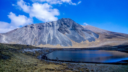 Laguna de la Luna en el cráter del volcán Xinantécatl, Parque Nacional Nevado de Toluca - Estado...