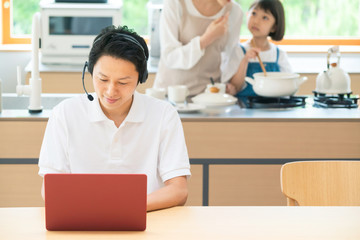 テレワーク　家で仕事をする男性