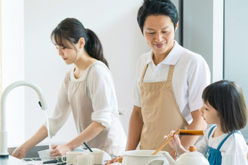 料理する親子　子育てイメージ