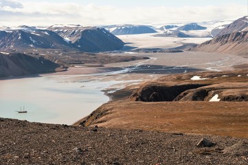 Küstenlandschaft auf Spitzbergen mit Fjord, Gletschern und Bergen