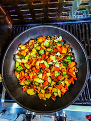 Gemüsepfanne, zubereitet auf dem Frill, Alternative zu Fleisch, gesund, lecker, vegan, vegetarisch