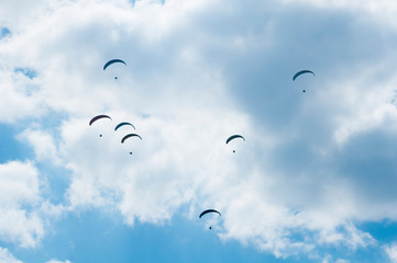 Paralotnia na tle nieba z chmurami - obrazy, fototapety, plakaty
