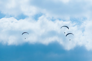 Paralotnia na tle nieba z chmurami - obrazy, fototapety, plakaty