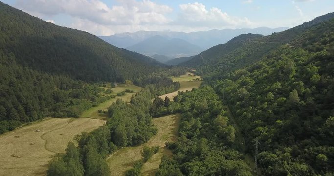 Valle entre monta&ntilde;as