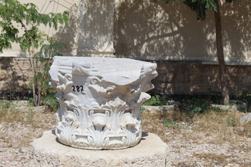 A Corinthian capital.
