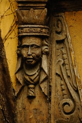Fototapeta na wymiar Sculpture fait dans le colombage d'une maison d'Alsace